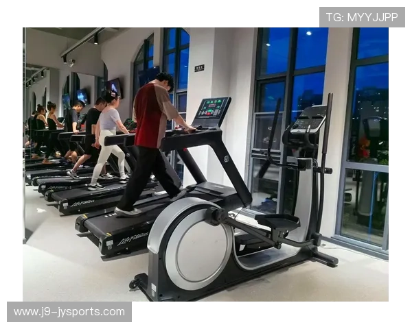 春季健身打卡热潮来袭 健身达人分享最新运动秘籍与趋势分析